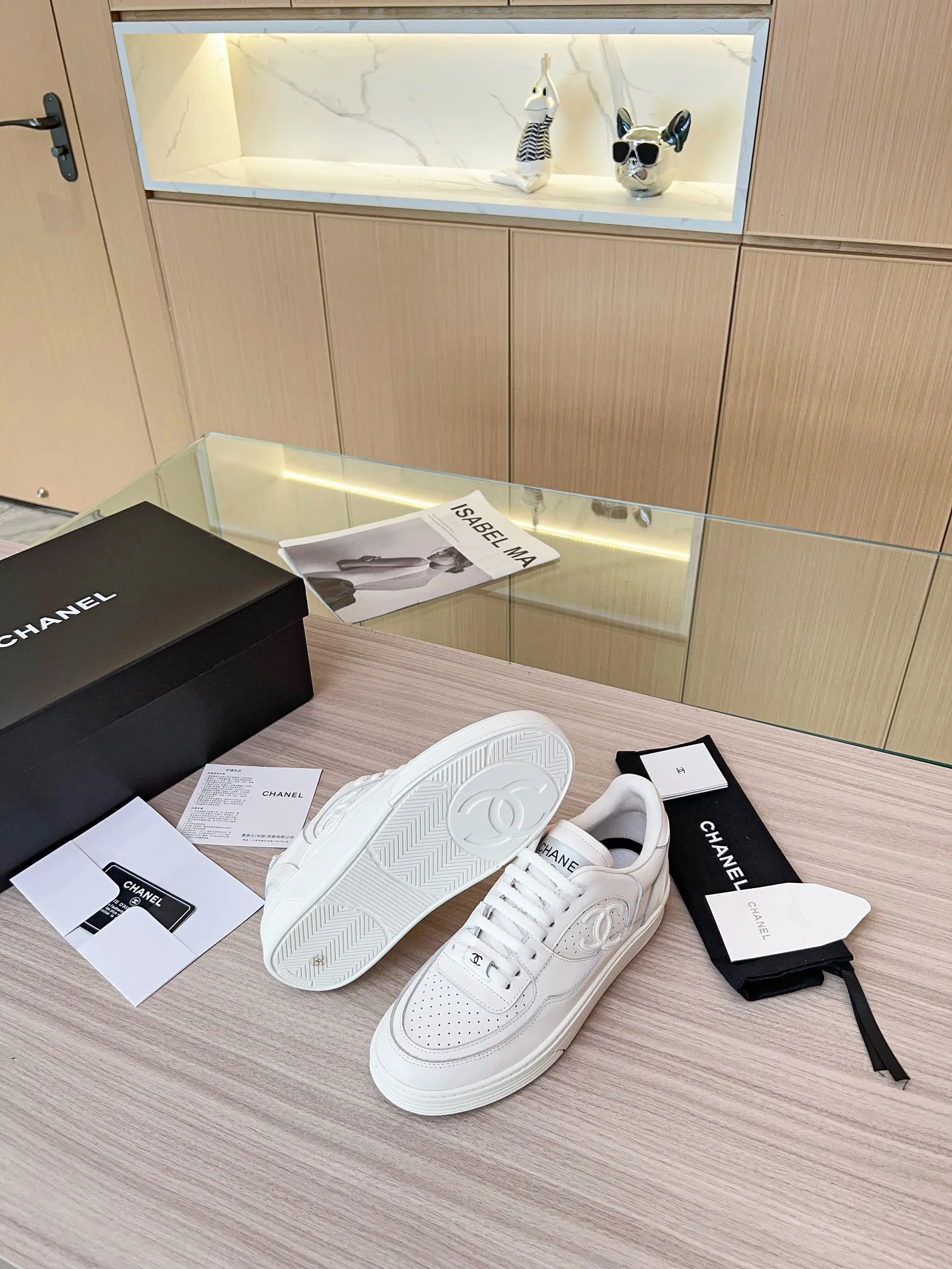 👟👟Ex-factory price 520👟👟 Chanel Grandma's latest model, full leather, panda color, white shoes, casual sports shoes, skateboard shoes, original purchase and development, production, Xiaoxiang C Home, another super hot model in the counter, loved by Internet celebrity bloggers and ladies, various praises on social platforms, super popular, high quality, breathable, super spring and summer, seeing this issue always arouses girls' inner desire for fashion. The latest suede material, classic black and white color scheme, fashionable on the feet, easy to care for. Fabric: Original custom imported cowhide material. Lining: Customized soft sheepskin lining. Sole: Original molded TPU non-slip outsole. Bottom thickness: 2.5CM. Size: Women's 35-40.